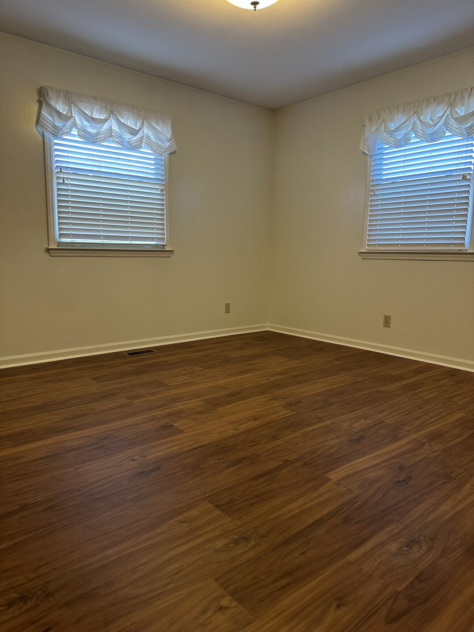 Building Photo - 625 Clearview Dr