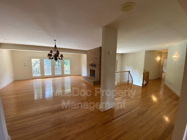 Building Photo - 11225 N Club Dr