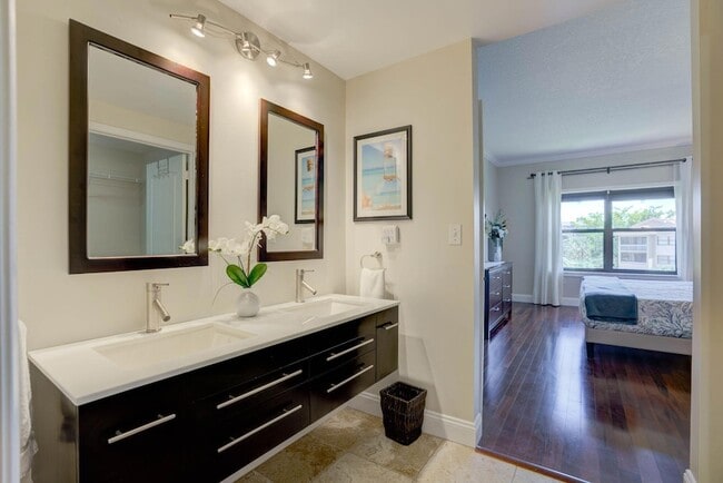 Building Photo - 500 Uno Lago Dr