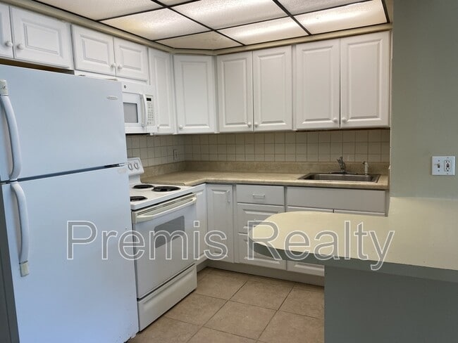 Building Photo - 2664 St Joseph Dr W