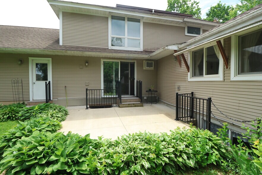 Building Photo - 1345 Blue Mounds St