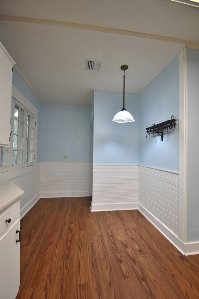 Building Photo - Beautiful Unique Home in Downtown Lebanon!