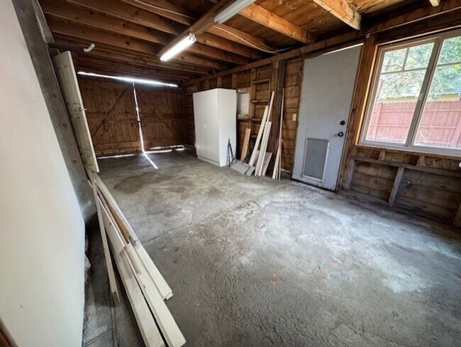 Building Photo - Downtown Bend Bungalow