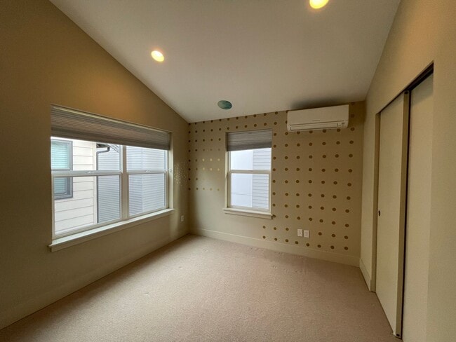 Building Photo - Modern Green Lake Townhome on Quiet Street!