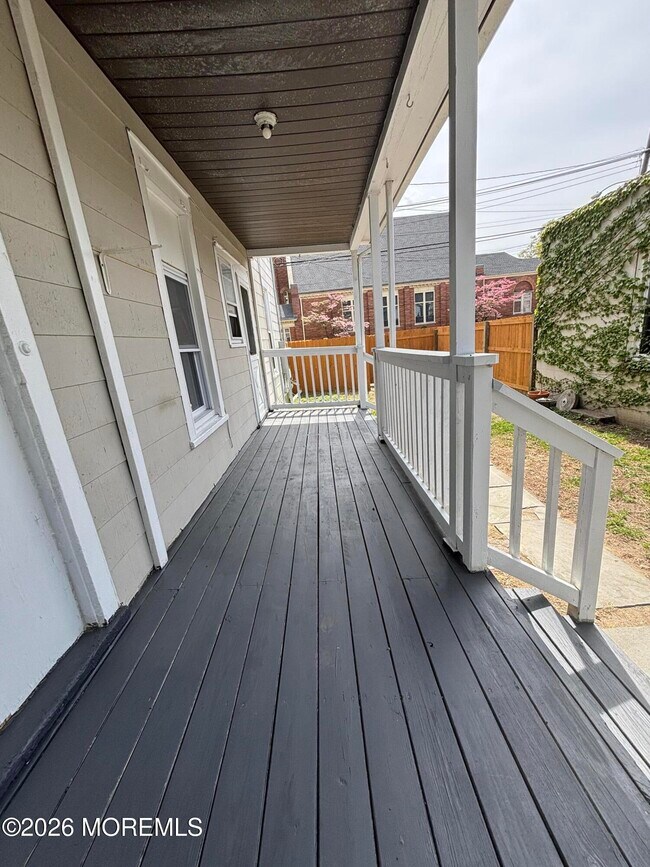 Building Photo - 68 Maple Ave