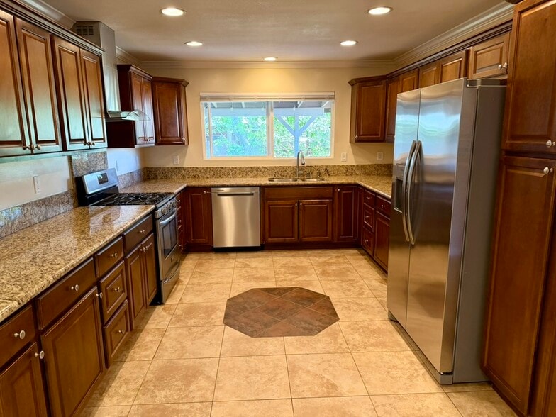 Kitchen with ice-maker fridge, 5-burner gas stove, dishwasher, garbage disposal - 5527 W Avenue M2