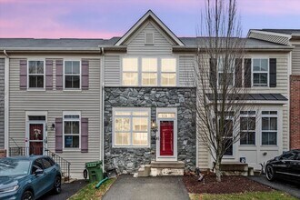 Building Photo - Commuter Friendly 3 Bed 3.5 Bath Townhome