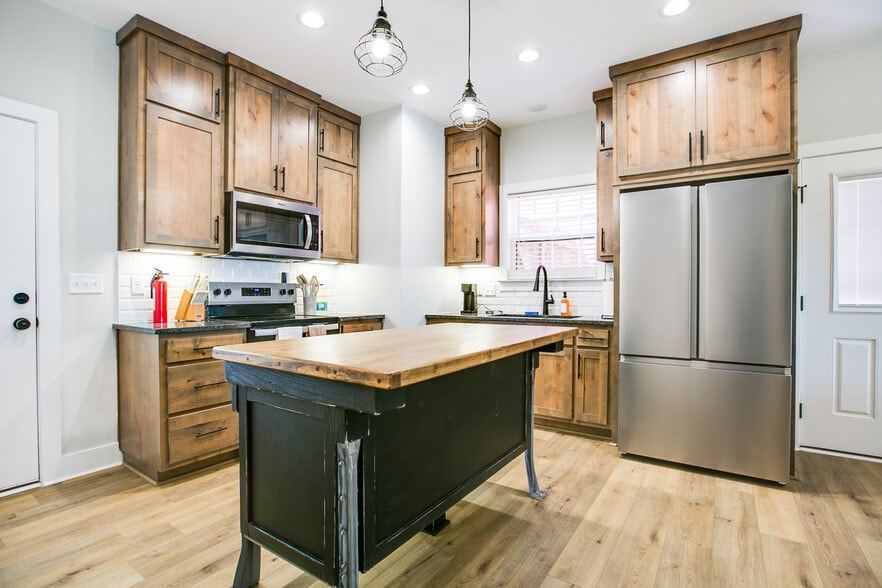 Building Photo - 1009 Holiday Dr