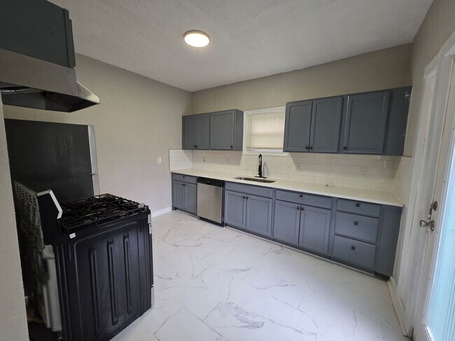 Building Photo - Spacious 6-Bedroom, 4-Bath Home with Plenty of Living Space