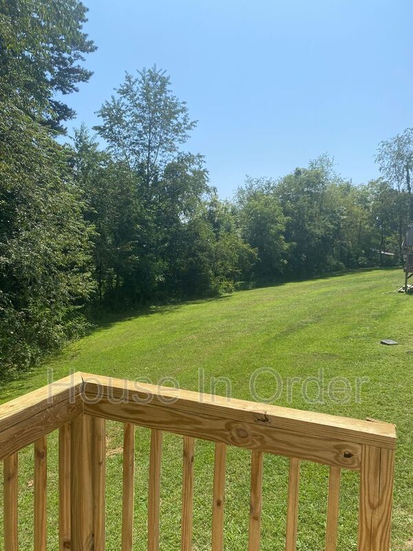 Building Photo - 6 Twin Oaks Dr