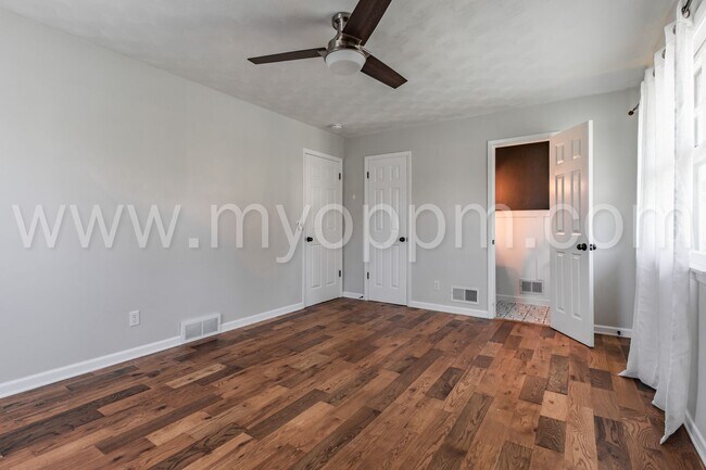 Building Photo - Stunning 3 Bedroom / 2.5 Bathroom | S. 48t...