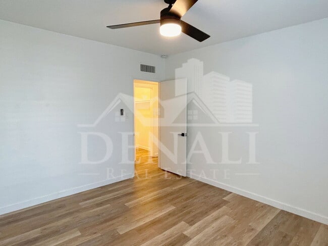 Building Photo - 3242 E Camelback Rd