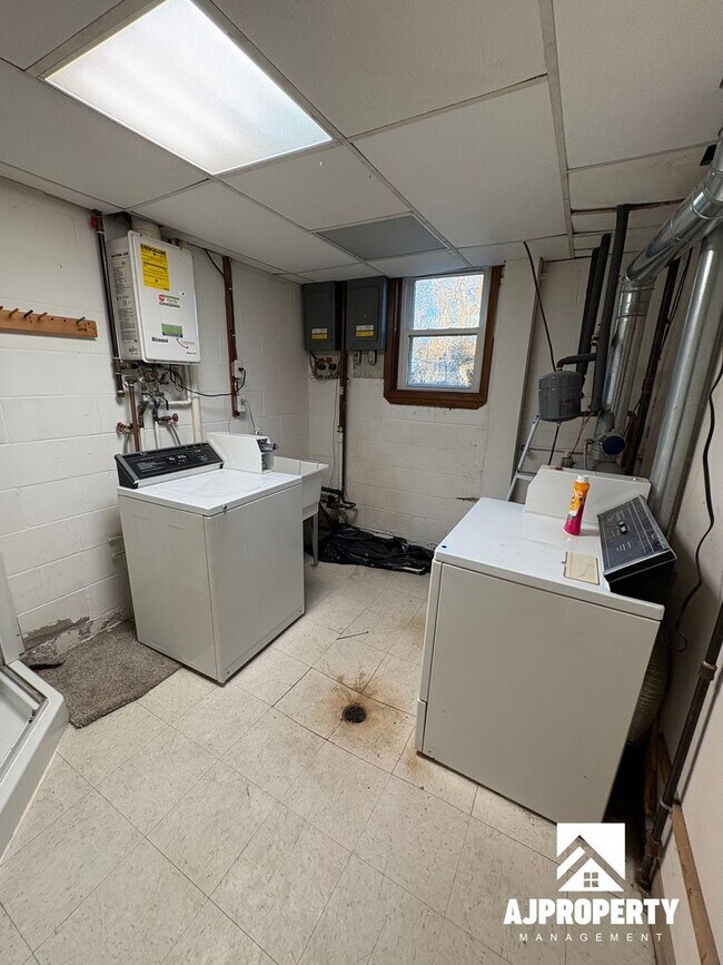 Building Photo - 3014 S Phillips Ave