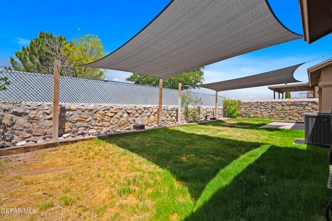 Building Photo - 10039 Paloma Dr