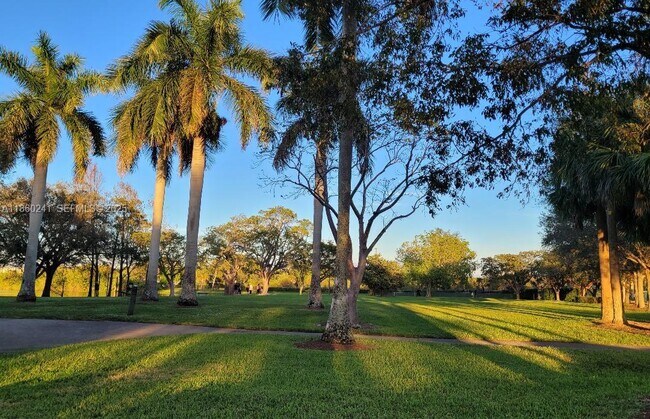 Building Photo - 120 Royal Pk Dr