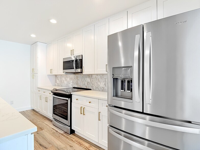 Building Photo - 8733 Bay Pointe Dr