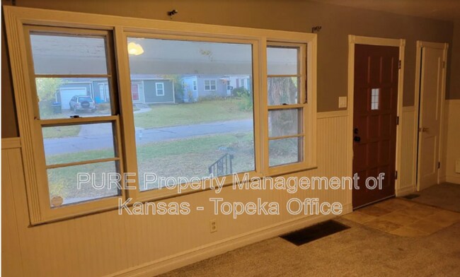 Building Photo - 310 SW Hillside Dr