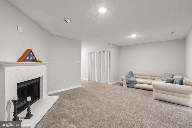 Building Photo - 18005 Sunset Lake Ct