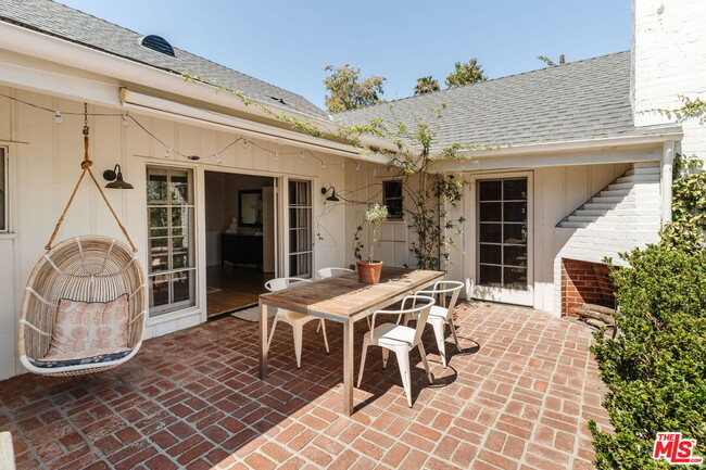 Building Photo - 231 S Thurston Ave