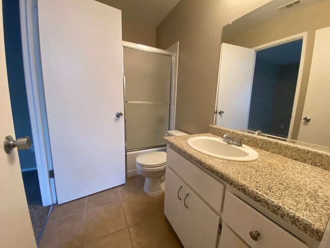 Building Photo - Updated 2 Bedroom Townhome
