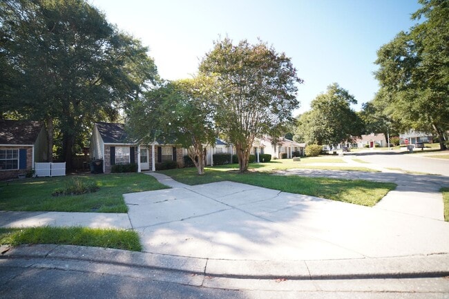 Building Photo - 2/2 with deck in Settlers Creek!