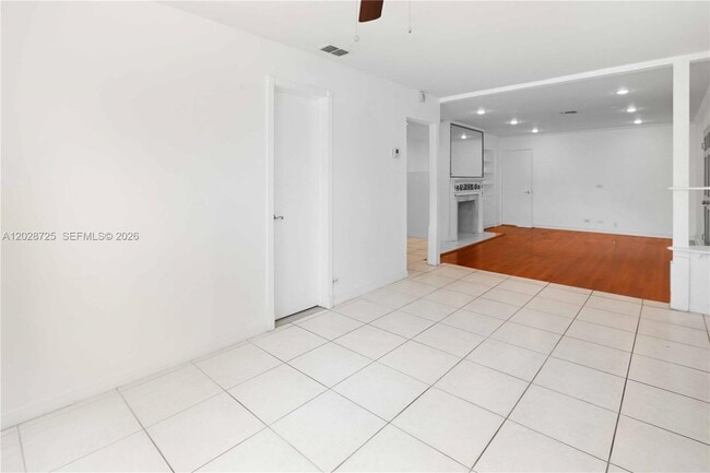 Building Photo - 706 S 19th Ave