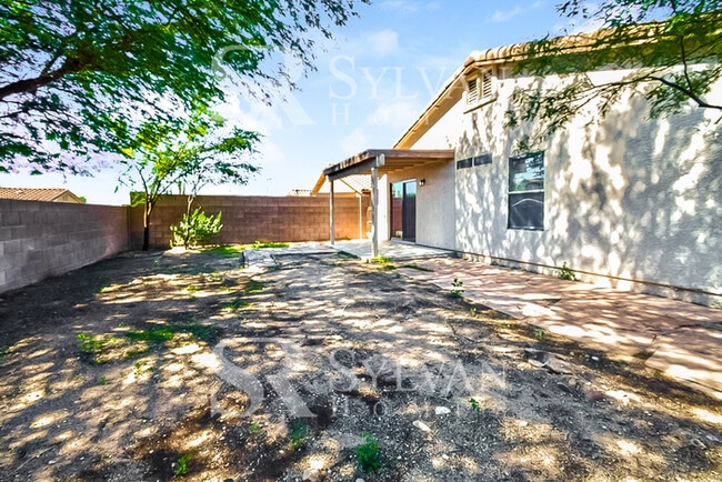 Building Photo - This charming ranch home is ready