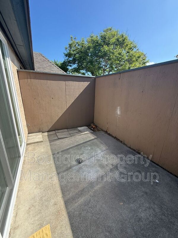 Building Photo - 1126 S Clifpark Cir