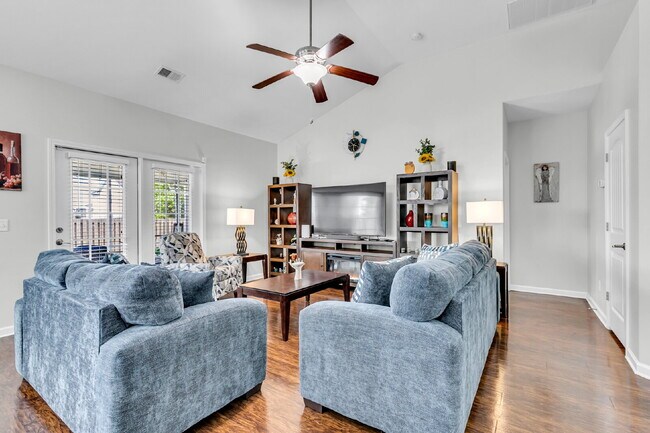 Building Photo - Cozy executive rental in Savannah highlands