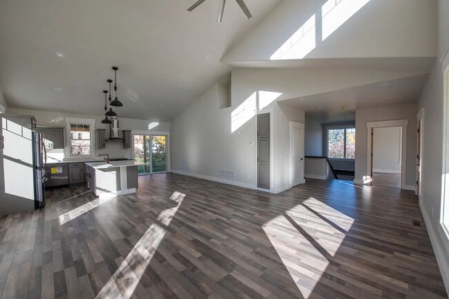 Building Photo - Beautiful and Spacious 3 Bed, 2.5 Bath Hom...