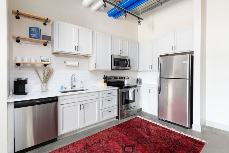 Building Photo - 1009 W Juneau Ave