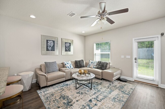 Building Photo - NEW LOW PRICE!!