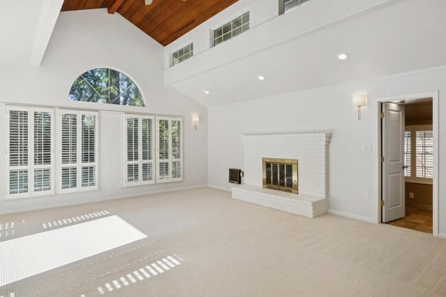 Building Photo - 216 Valparaiso Ave