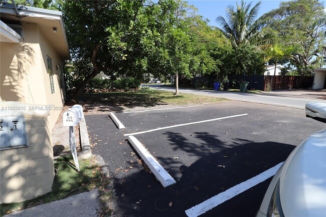 Building Photo - 1139 NE 10th Ave