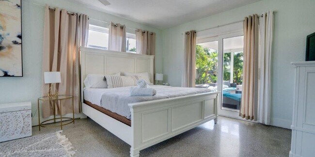 Building Photo - Step Into Sunshine: Modern Charm Meets Coa...