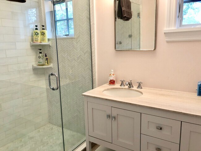 Building Photo - 10 Deer Path