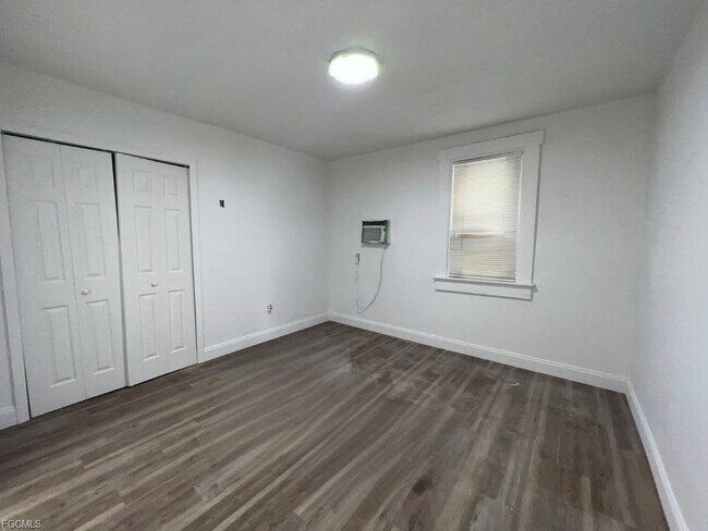 Building Photo - Allen St