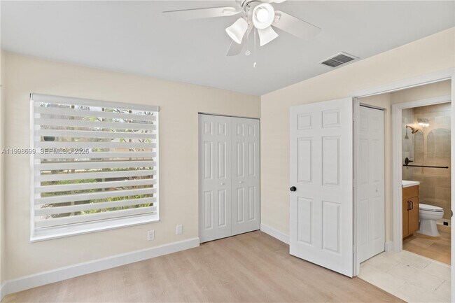 Building Photo - 9081 Lake Park Cir N