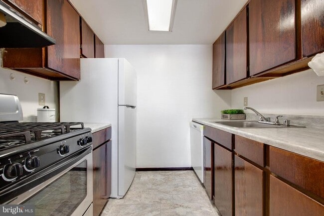Building Photo - 557 W Diamond Ave