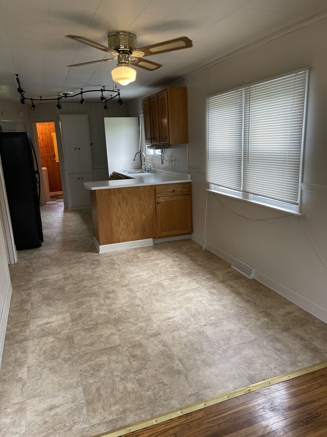 Dining area - 698 Longmeadow Rd