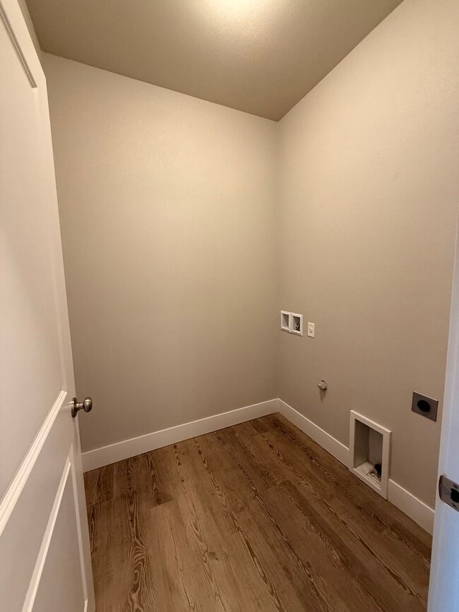 Building Photo - Large Fenced in Yard! 3Bd 2Ba Duplex