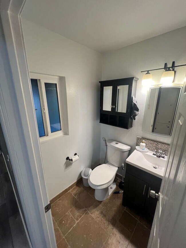 Building Photo - 212 N Aladdin Dr