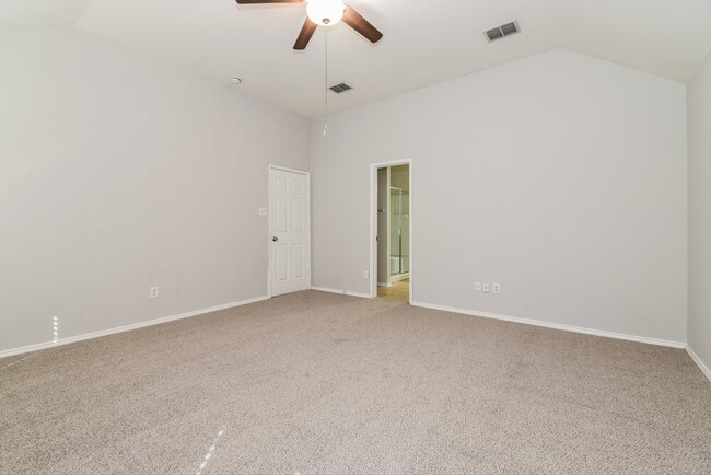 Building Photo - 910 Bowie Dr