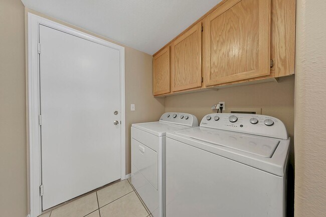 Building Photo - Green Valley Home! Beautiful &  Spacious! Stainless steel appliances! Washer & dryer! No pets!