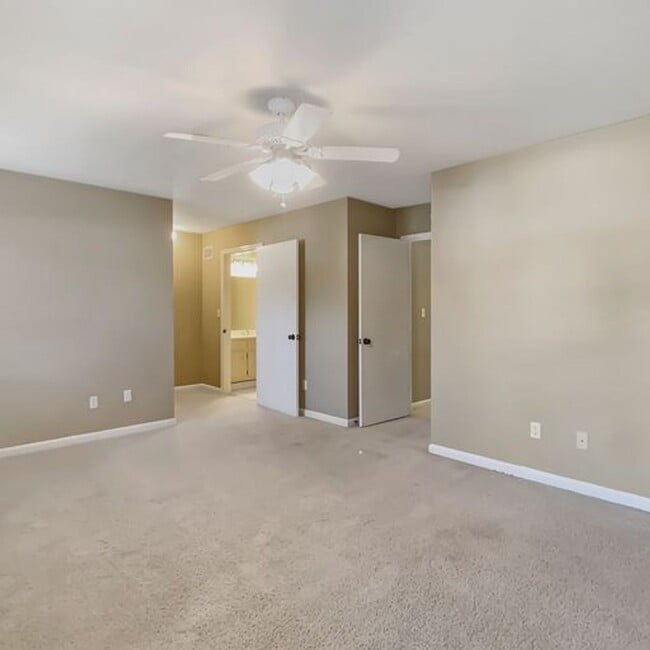 Building Photo - Cozy 3 Bed 2 Bath Available Fall 2025!