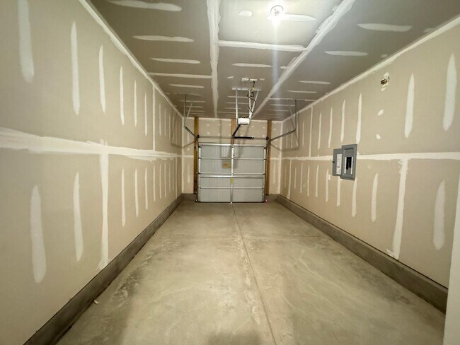 Building Photo - STUNNING BRAND-NEW TOWNHOUSE in a very con...