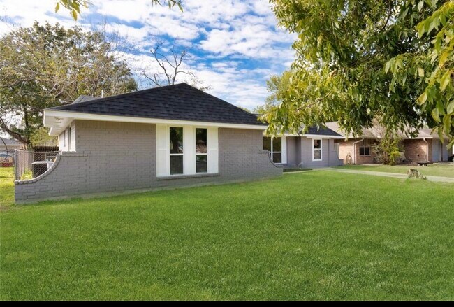 Building Photo - 9807 Jaywood St