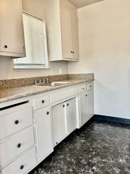 Building Photo - 1331 Pinetree Dr