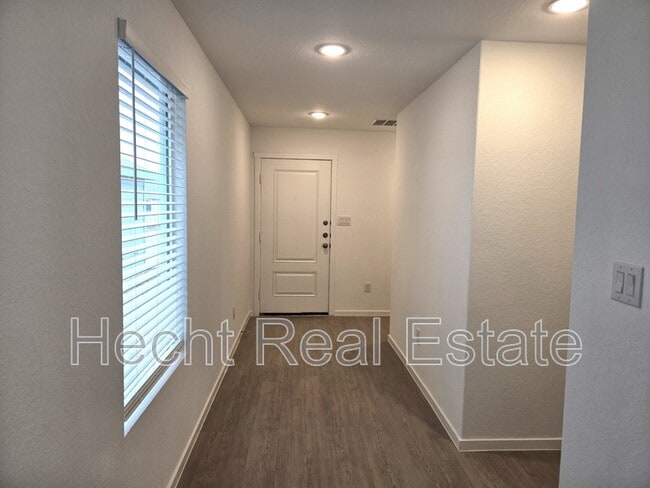 Building Photo - 968 Creek