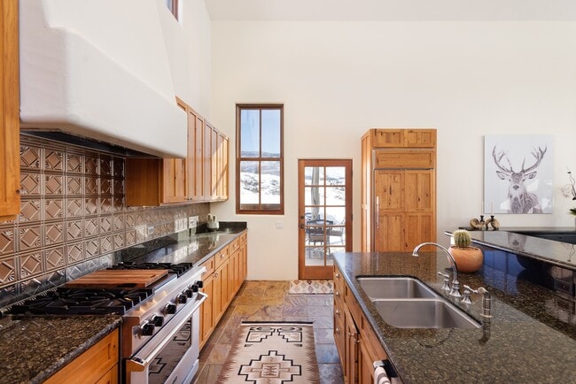 Building Photo - 661 Green Meadow Dr